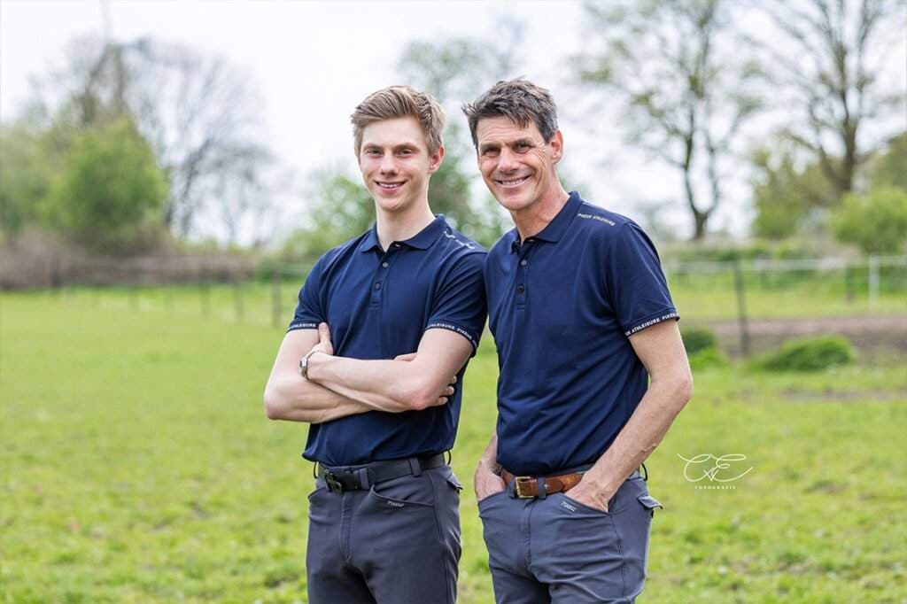 Das Bild zeigt zwei Männer in einem Feld.